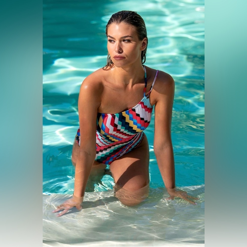 La Blanca Women's Shoulder One Piece Swimsuit
Multicolored Size 16 - Picture 4 of 8
